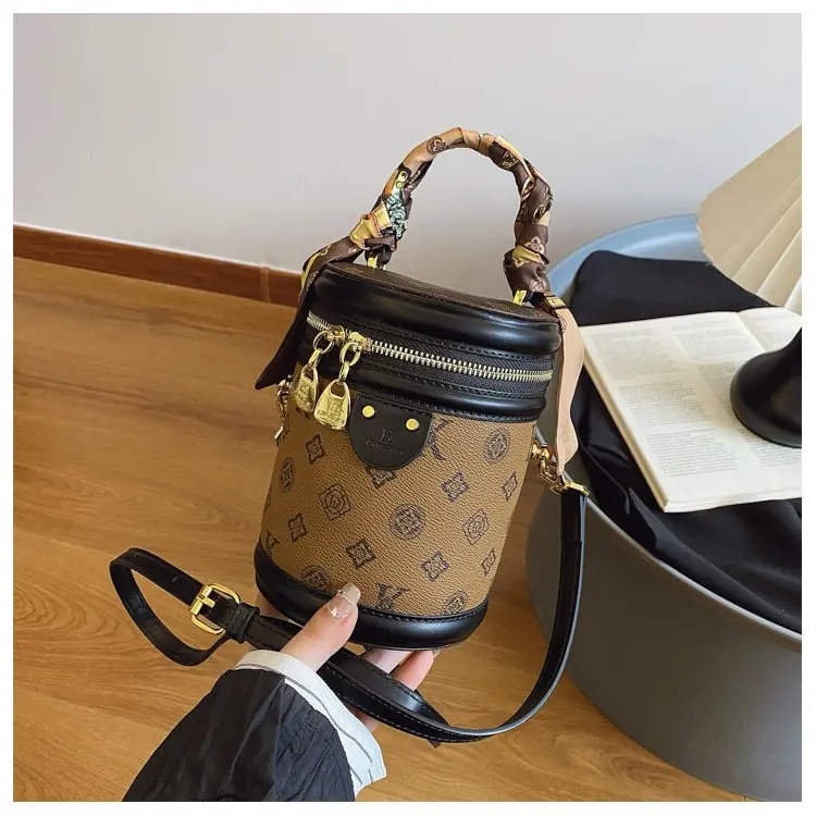Trendy Design Simple Unique Leisure Diaper Bags For Ladies Luxury Brand Elegant Crossbody Leather Commuter Bag