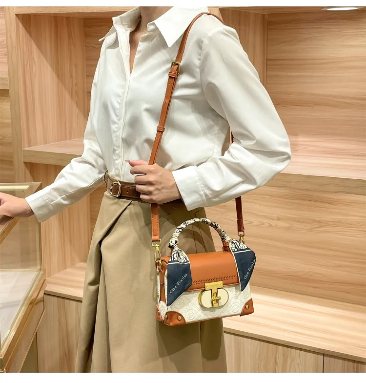 Elegant Simple Designer Tote Diaper Bag for Women Luxury Leather Large Capacity Stylish Crossbody Handbag for Minimalist Moms