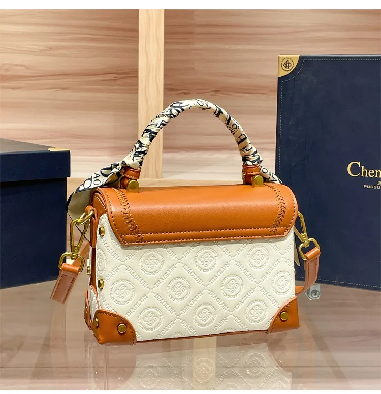 Elegant Simple Designer Tote Diaper Bag for Women Luxury Leather Large Capacity Stylish Crossbody Handbag for Minimalist Moms