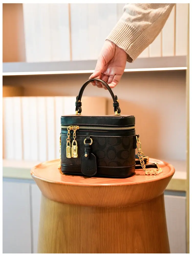 Modern trendy zipper crossbody bag with luxurious design chain strap shoulder bag, women's outdoor casual handbag