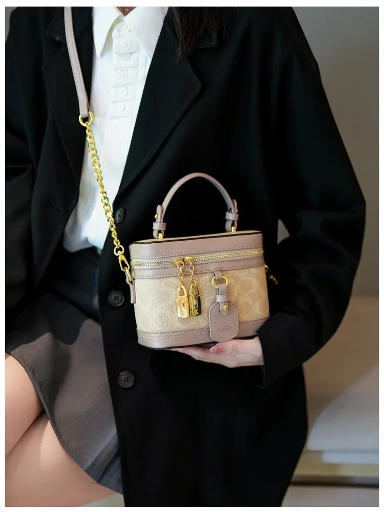 Modern trendy zipper crossbody bag with luxurious design chain strap shoulder bag, women's outdoor casual handbag