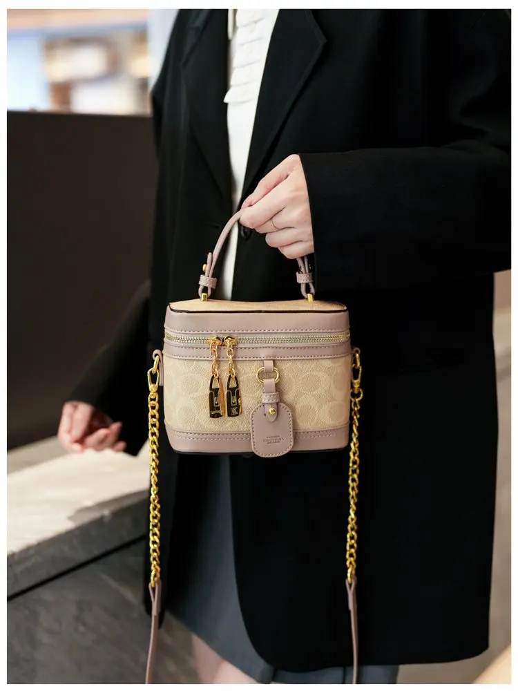 Modern trendy zipper crossbody bag with luxurious design chain strap shoulder bag, women's outdoor casual handbag