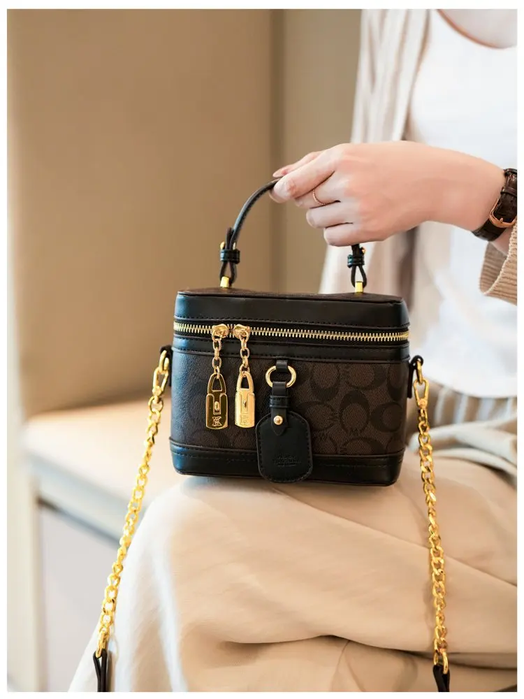 Modern trendy zipper crossbody bag with luxurious design chain strap shoulder bag, women's outdoor casual handbag