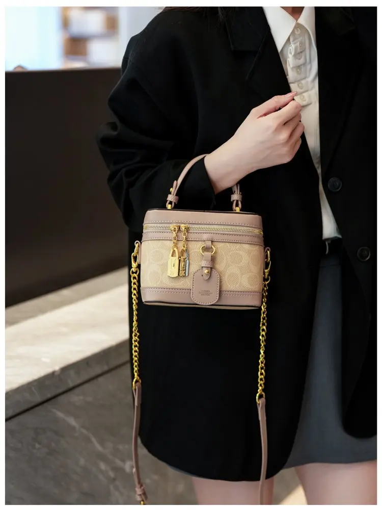 Modern trendy zipper crossbody bag with luxurious design chain strap shoulder bag, women's outdoor casual handbag