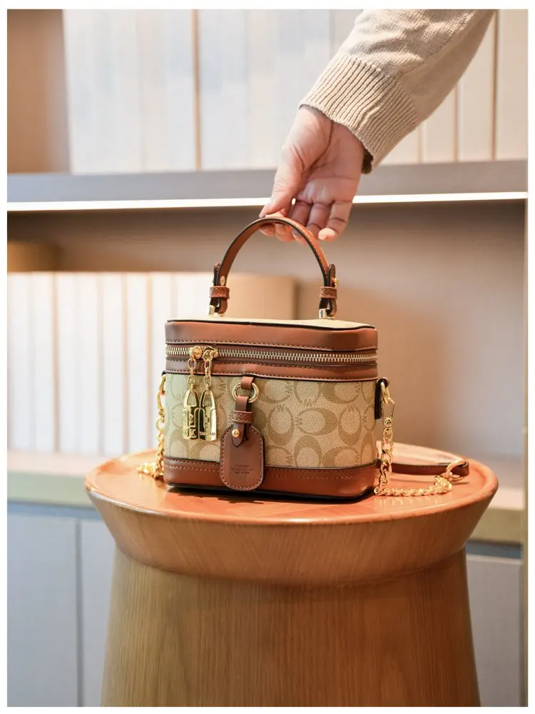 Modern trendy zipper crossbody bag with luxurious design chain strap shoulder bag, women's outdoor casual handbag