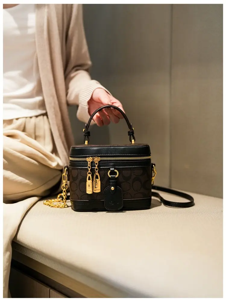 Modern trendy zipper crossbody bag with luxurious design chain strap shoulder bag, women's outdoor casual handbag