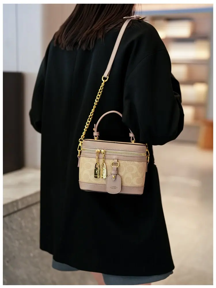 Modern trendy zipper crossbody bag with luxurious design chain strap shoulder bag, women's outdoor casual handbag