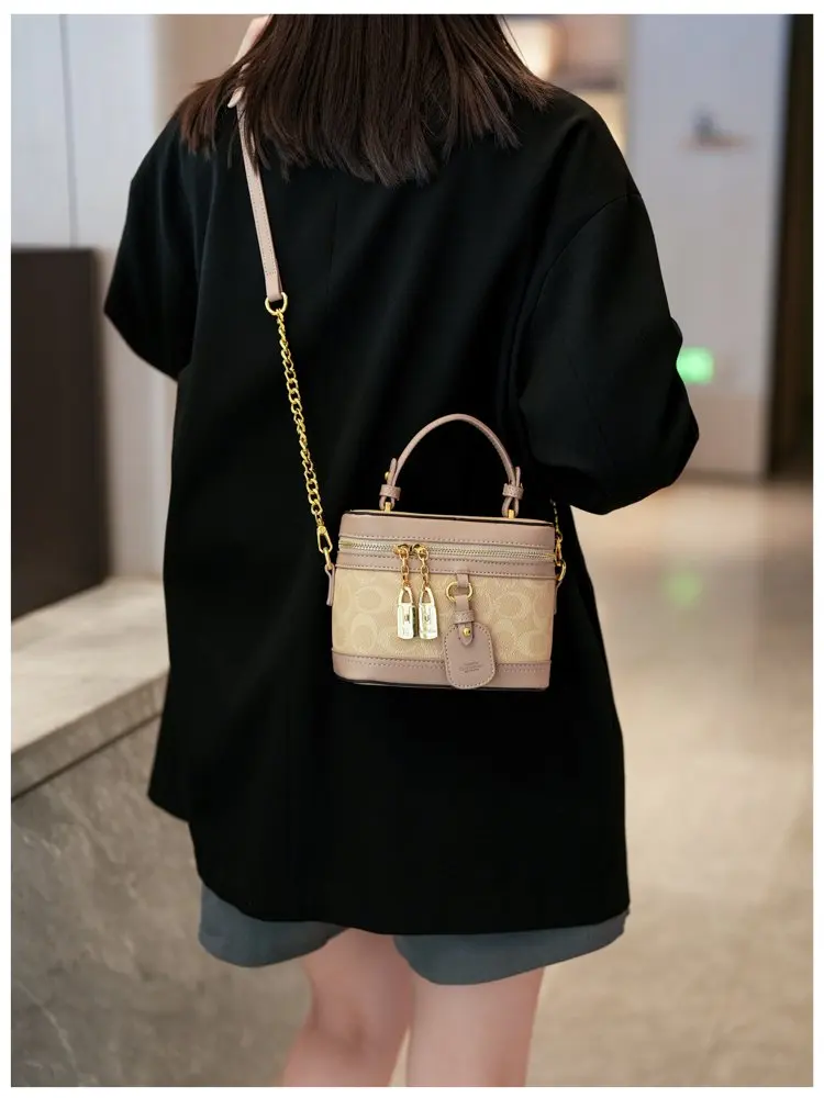 Modern trendy zipper crossbody bag with luxurious design chain strap shoulder bag, women's outdoor casual handbag