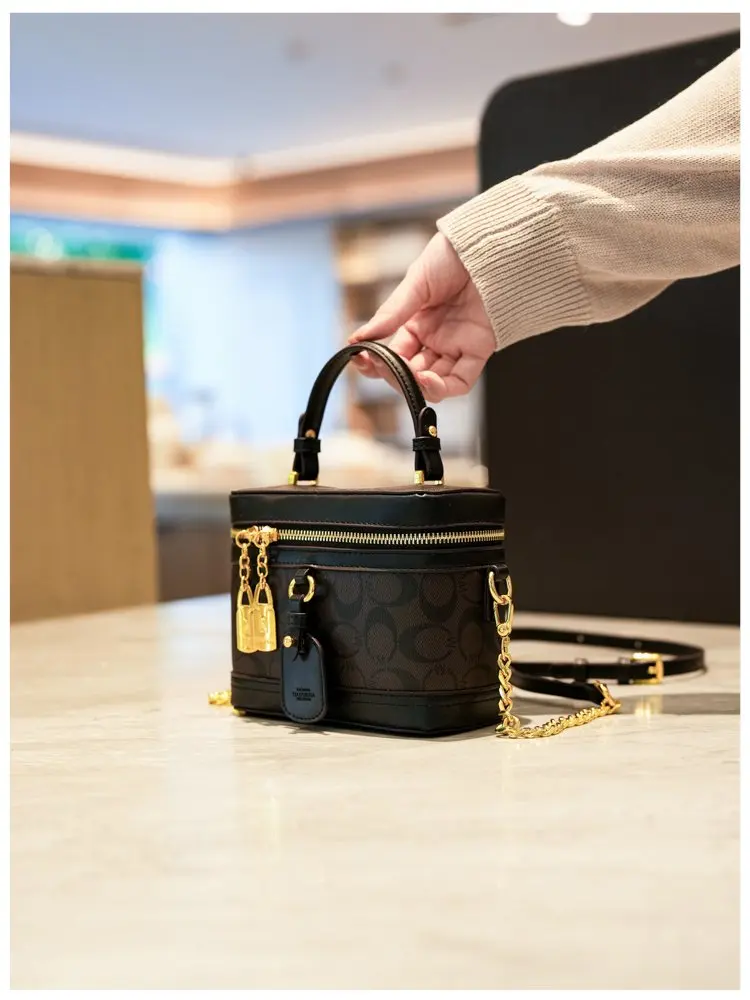 Modern trendy zipper crossbody bag with luxurious design chain strap shoulder bag, women's outdoor casual handbag