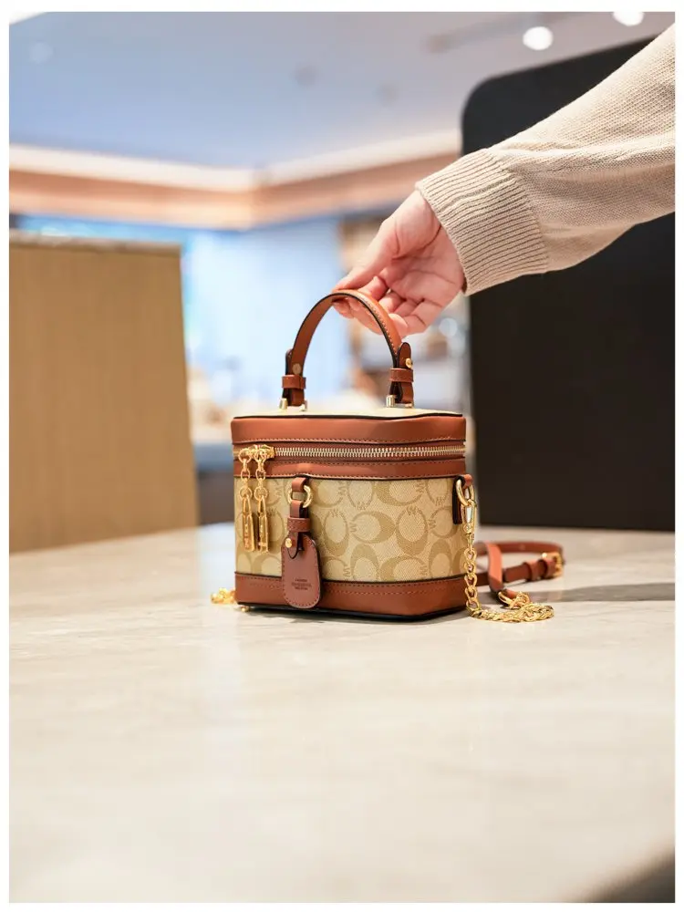 Modern trendy zipper crossbody bag with luxurious design chain strap shoulder bag, women's outdoor casual handbag