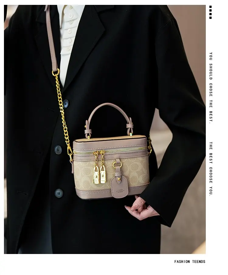Modern trendy zipper crossbody bag with luxurious design chain strap shoulder bag, women's outdoor casual handbag