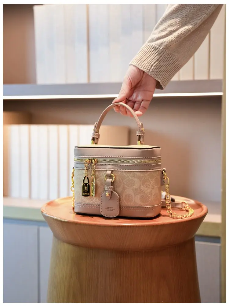 Modern trendy zipper crossbody bag with luxurious design chain strap shoulder bag, women's outdoor casual handbag