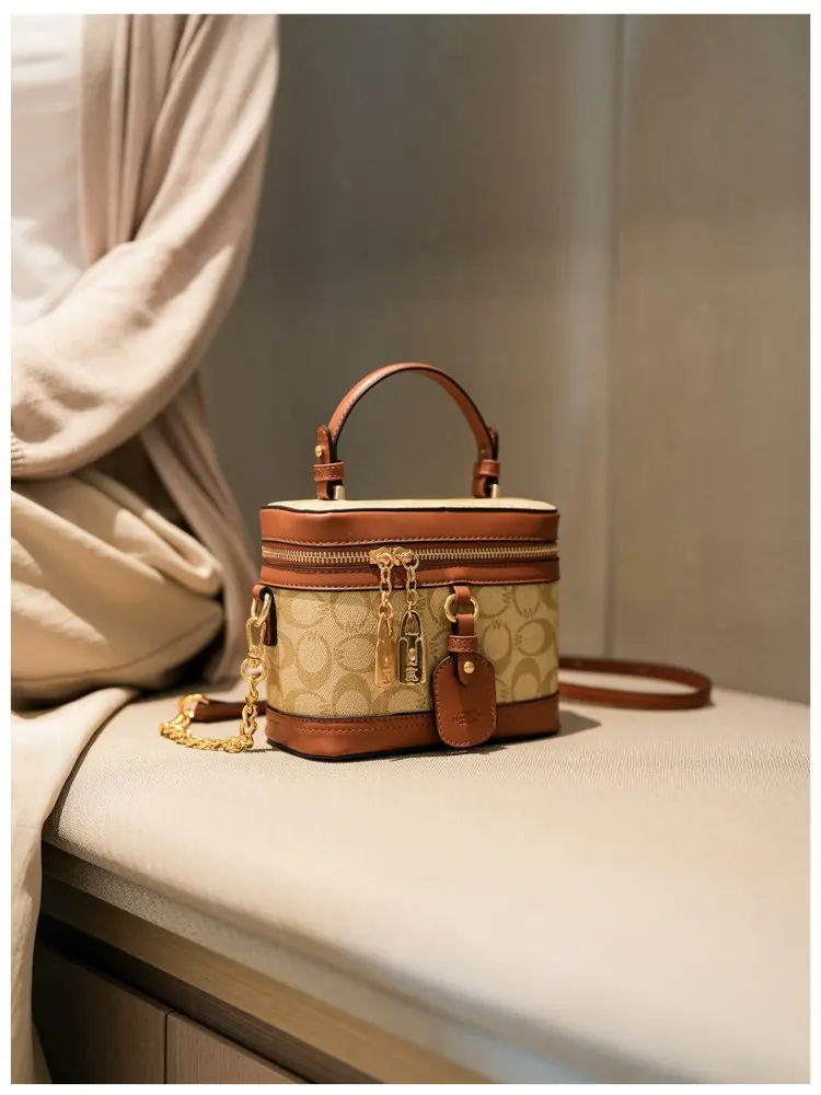 Modern trendy zipper crossbody bag with luxurious design chain strap shoulder bag, women's outdoor casual handbag