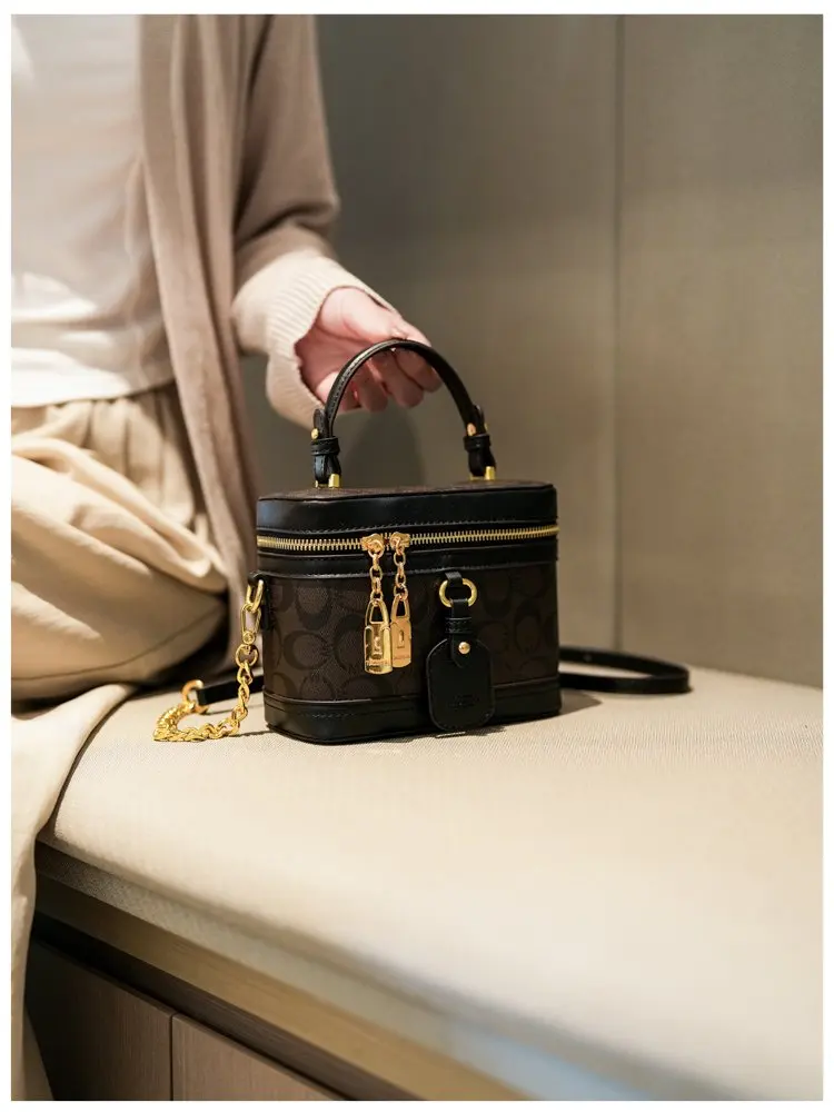 Modern trendy zipper crossbody bag with luxurious design chain strap shoulder bag, women's outdoor casual handbag