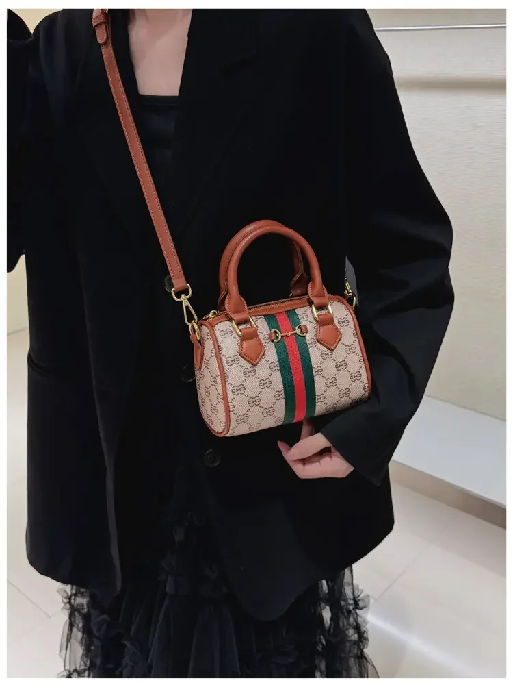 Designer Stylish Diaper Bag: Elegant Crossbody Messenger Bag For Women With Minimalist Vintage Look And Large Tote Capacity