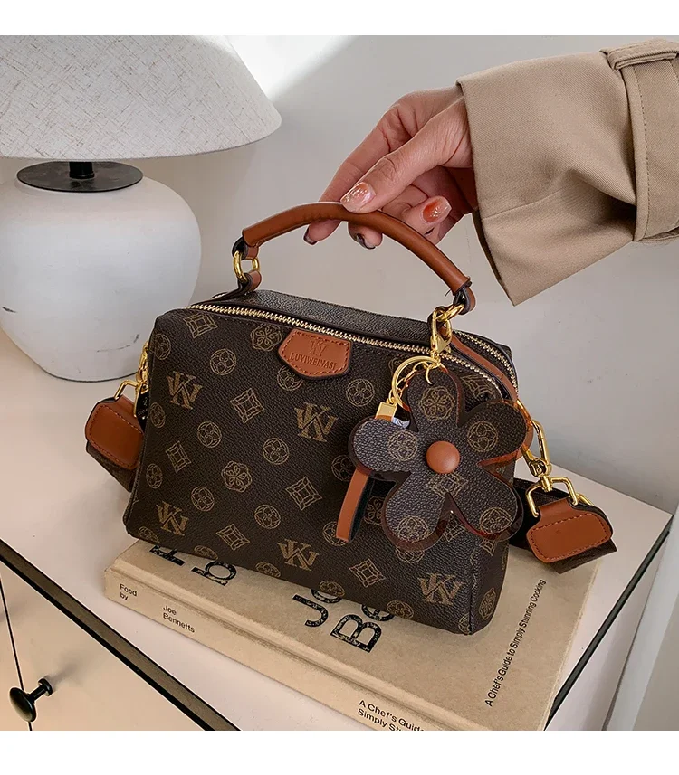 Luxury Parisian-Inspired Tote Bag for Women Elegant Crossbody Handbag Vintage Minimalist Leather with Fashionable Detailing