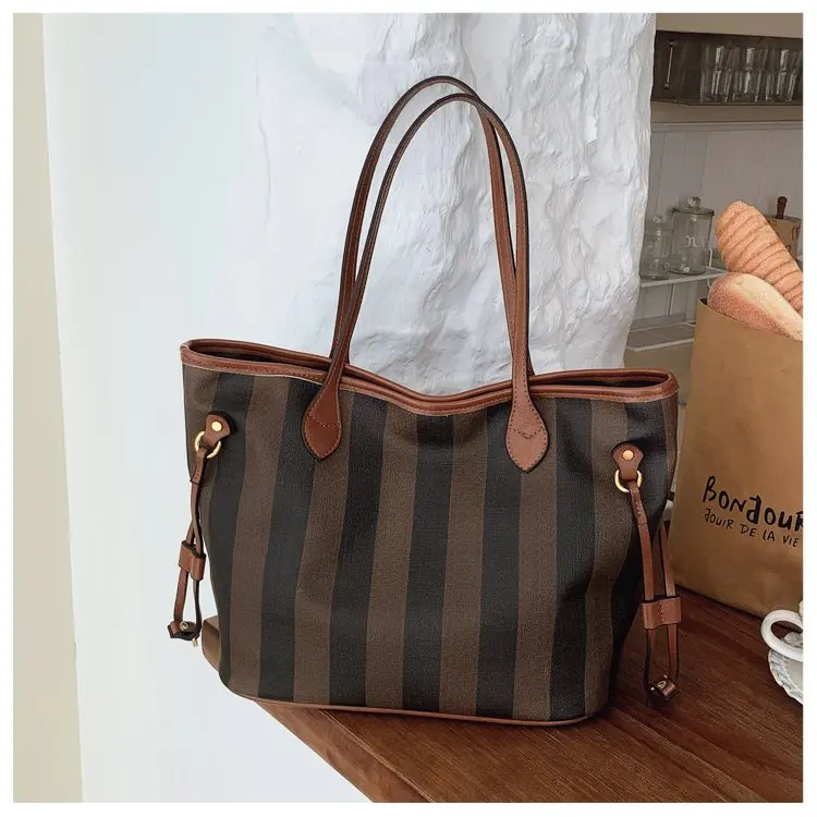 Luxury Designer Diaper Bags Women's Elegant Crossbody Bag Minimalist Fashionable Shoulder Bag Simple Leather Large Capacity