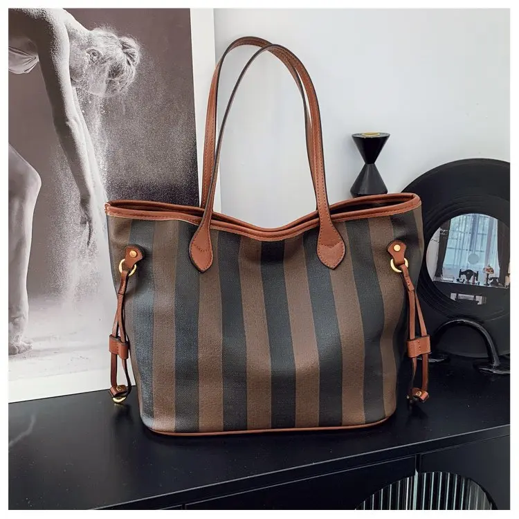 Luxury Designer Diaper Bags Women's Elegant Crossbody Bag Minimalist Fashionable Shoulder Bag Simple Leather Large Capacity