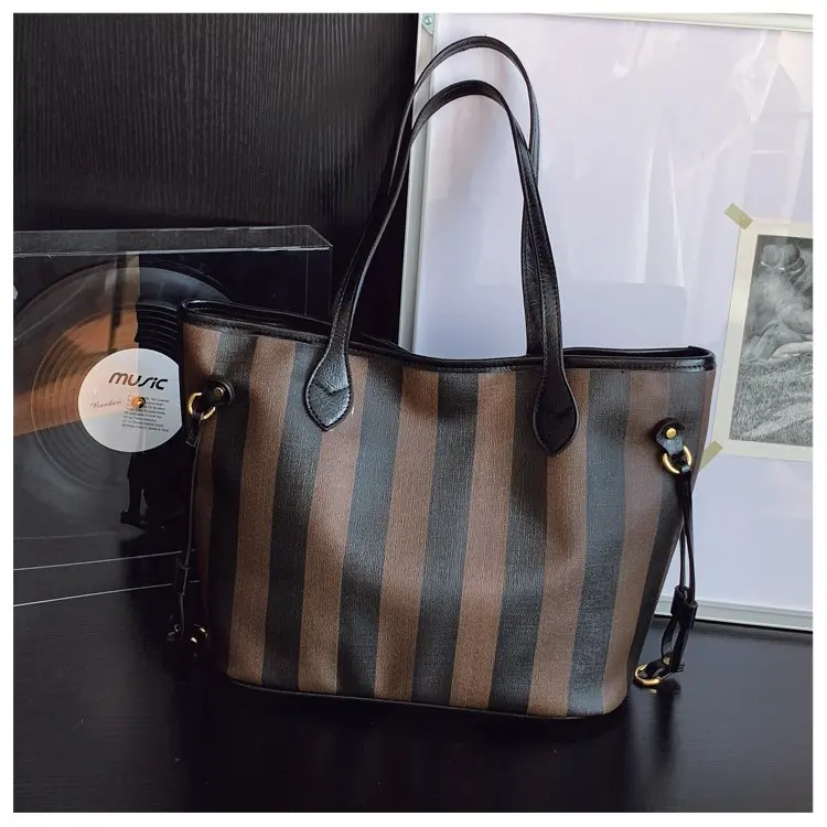Luxury Designer Diaper Bags Women's Elegant Crossbody Bag Minimalist Fashionable Shoulder Bag Simple Leather Large Capacity