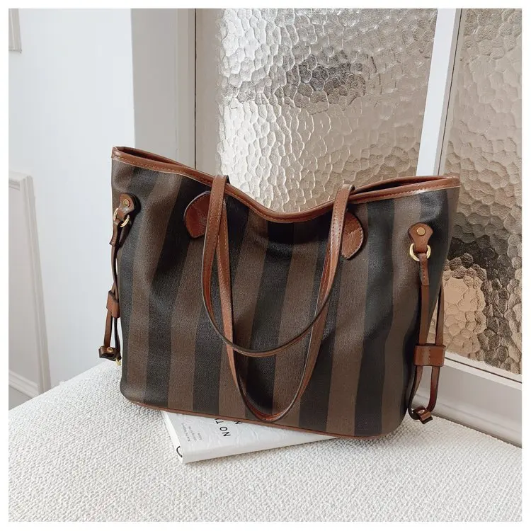 Luxury Designer Diaper Bags Women's Elegant Crossbody Bag Minimalist Fashionable Shoulder Bag Simple Leather Large Capacity