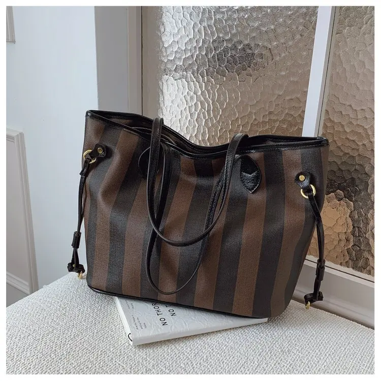 Luxury Designer Diaper Bags Women's Elegant Crossbody Bag Minimalist Fashionable Shoulder Bag Simple Leather Large Capacity