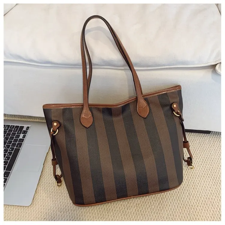 Luxury Designer Diaper Bags Women's Elegant Crossbody Bag Minimalist Fashionable Shoulder Bag Simple Leather Large Capacity