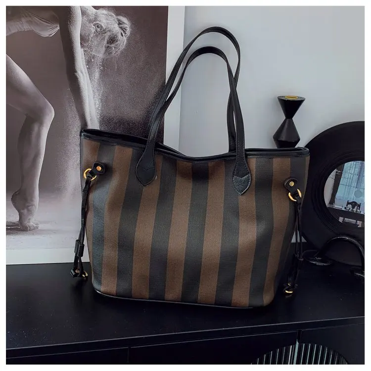 Luxury Designer Diaper Bags Women's Elegant Crossbody Bag Minimalist Fashionable Shoulder Bag Simple Leather Large Capacity