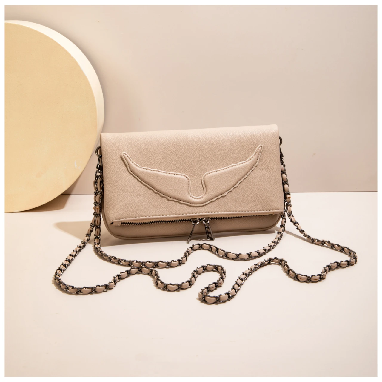 Elegant and trendy style shoulder bag, outdoor travel small square bag, luxury designer women's chain strap crossbody bag