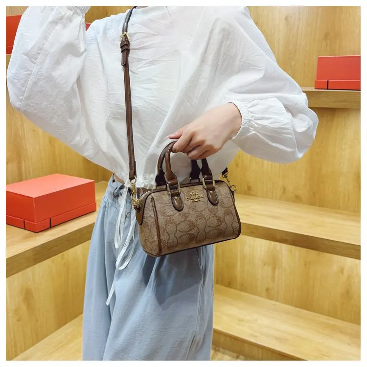 Vintage Luxury Crossbody Diaper Bag: Elegant Women's Handbag With Designer Letter Logo And Large Capacity For Messenger Tote