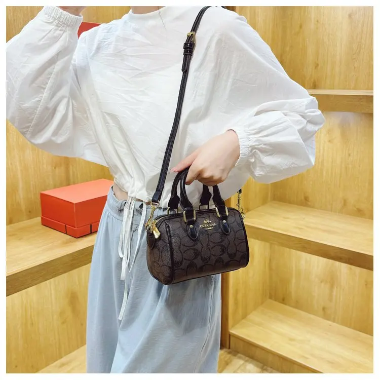 Vintage Luxury Crossbody Diaper Bag: Elegant Women's Handbag With Designer Letter Logo And Large Capacity For Messenger Tote