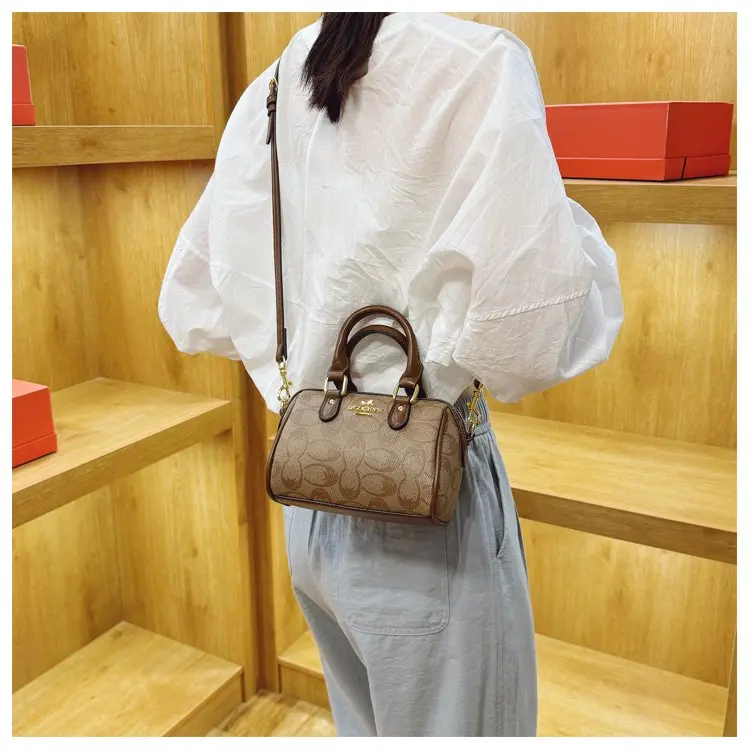Vintage Luxury Crossbody Diaper Bag: Elegant Women's Handbag With Designer Letter Logo And Large Capacity For Messenger Tote