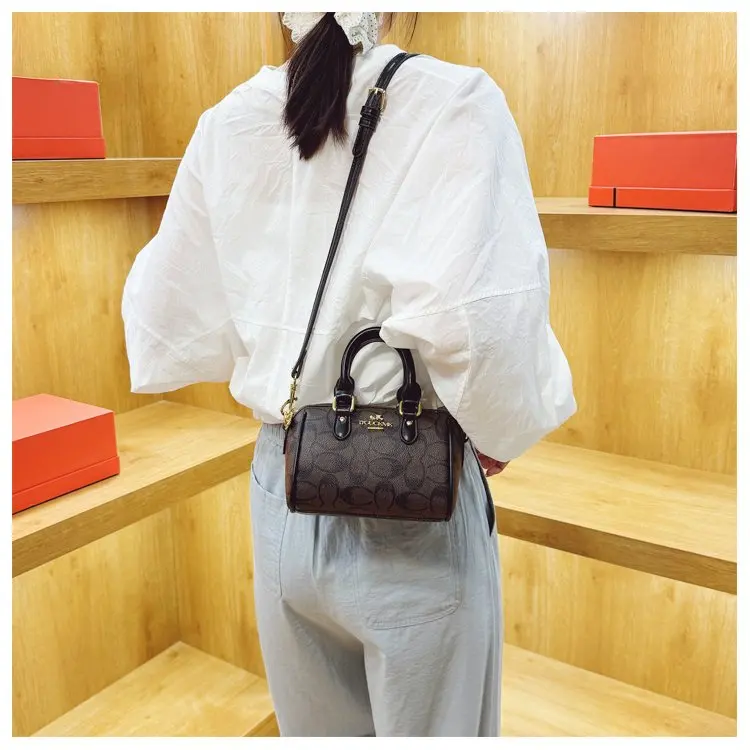 Vintage Luxury Crossbody Diaper Bag: Elegant Women's Handbag With Designer Letter Logo And Large Capacity For Messenger Tote