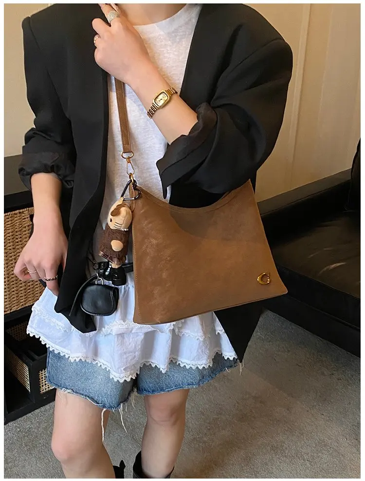 2026 Spring Trend Women's Zippered Hobo Bag Sleek and Practical for Casual Outings