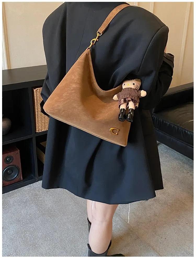 2026 Spring Trend Women's Zippered Hobo Bag Sleek and Practical for Casual Outings