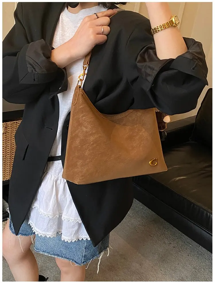 2026 Spring Trend Women's Zippered Hobo Bag Sleek and Practical for Casual Outings