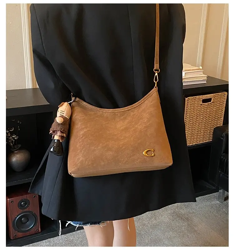 2026 Spring Trend Women's Zippered Hobo Bag Sleek and Practical for Casual Outings