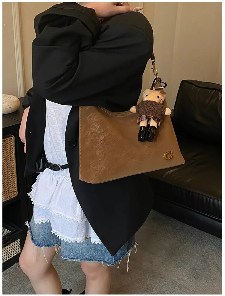 2026 Spring Trend Women's Zippered Hobo Bag Sleek and Practical for Casual Outings