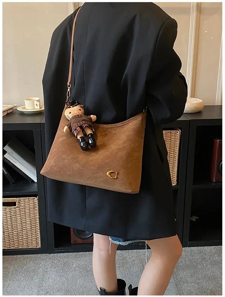 2026 Spring Trend Women's Zippered Hobo Bag Sleek and Practical for Casual Outings