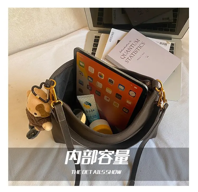 2026 Spring Trend Women's Zippered Hobo Bag Sleek and Practical for Casual Outings