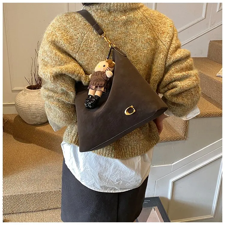 2026 Spring Trend Women's Zippered Hobo Bag Sleek and Practical for Casual Outings