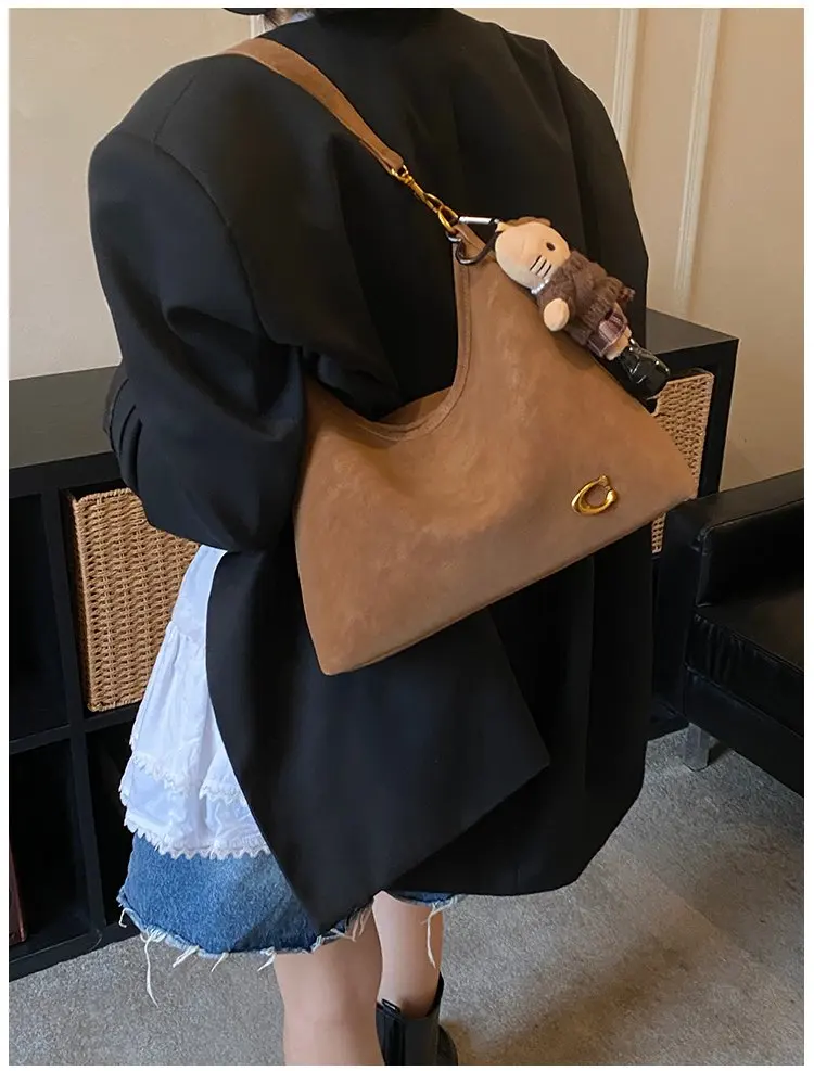 2026 Spring Trend Women's Zippered Hobo Bag Sleek and Practical for Casual Outings