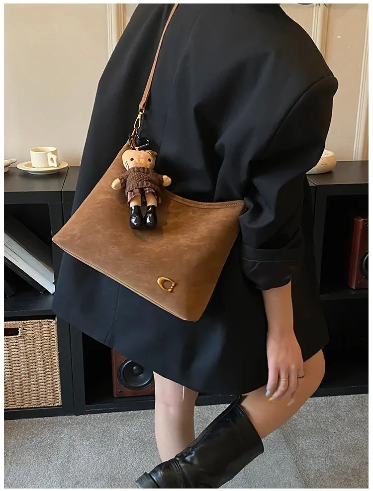 2026 Spring Trend Women's Zippered Hobo Bag Sleek and Practical for Casual Outings