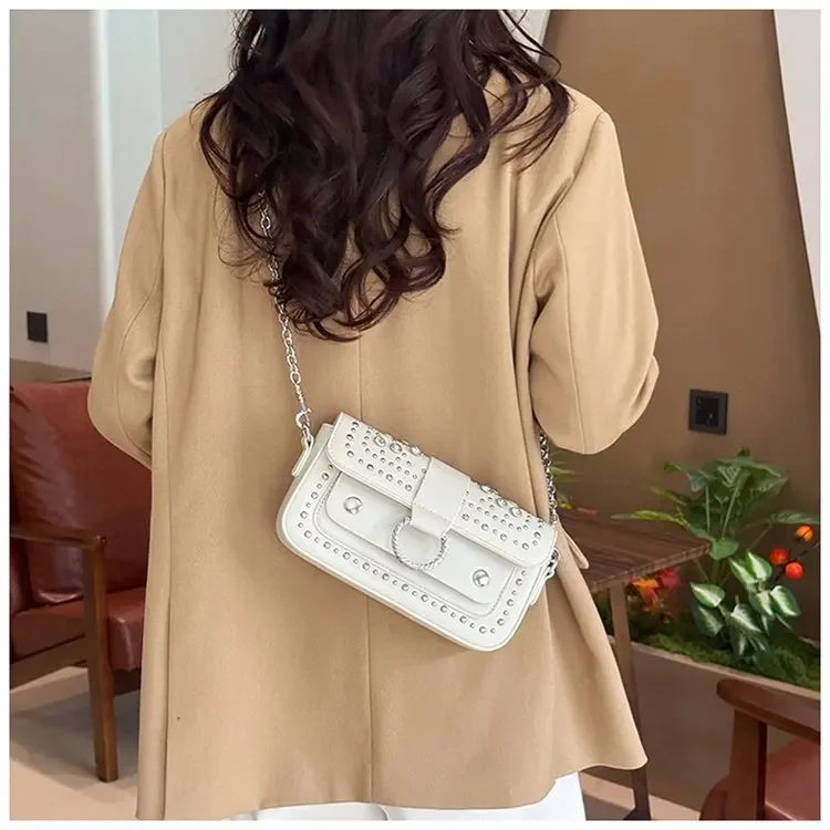 Elegant design women's chain strap crossbody bag outdoor leisure travel handbag, inspired by Parisian fashion
