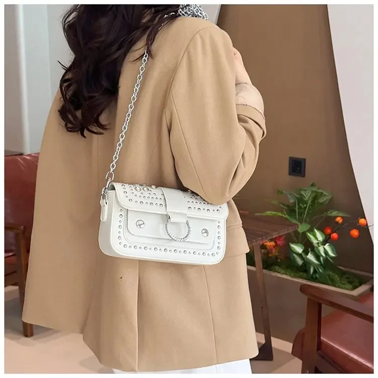 Elegant design women's chain strap crossbody bag outdoor leisure travel handbag, inspired by Parisian fashion