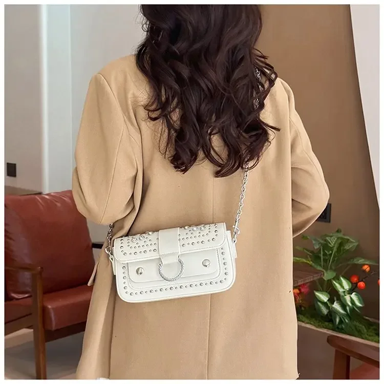 Elegant design women's chain strap crossbody bag outdoor leisure travel handbag, inspired by Parisian fashion