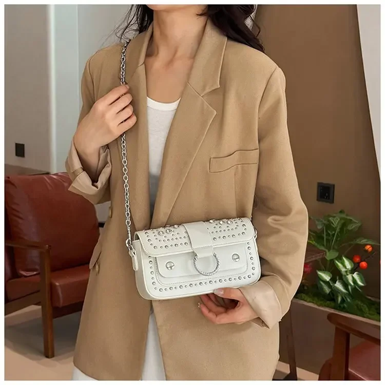 Elegant design women's chain strap crossbody bag outdoor leisure travel handbag, inspired by Parisian fashion
