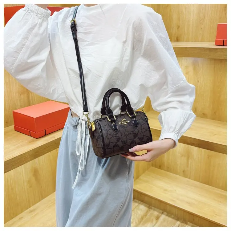 Vintage Luxury Crossbody Diaper Bag: Elegant Women's Handbag With Designer Letter Logo And Large Capacity For Messenger Tote