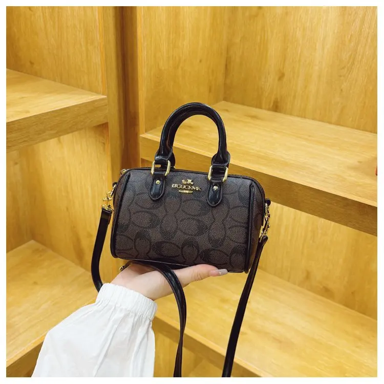 Vintage Luxury Crossbody Diaper Bag: Elegant Women's Handbag With Designer Letter Logo And Large Capacity For Messenger Tote
