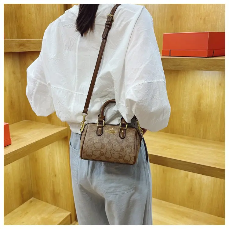 Vintage Luxury Crossbody Diaper Bag: Elegant Women's Handbag With Designer Letter Logo And Large Capacity For Messenger Tote