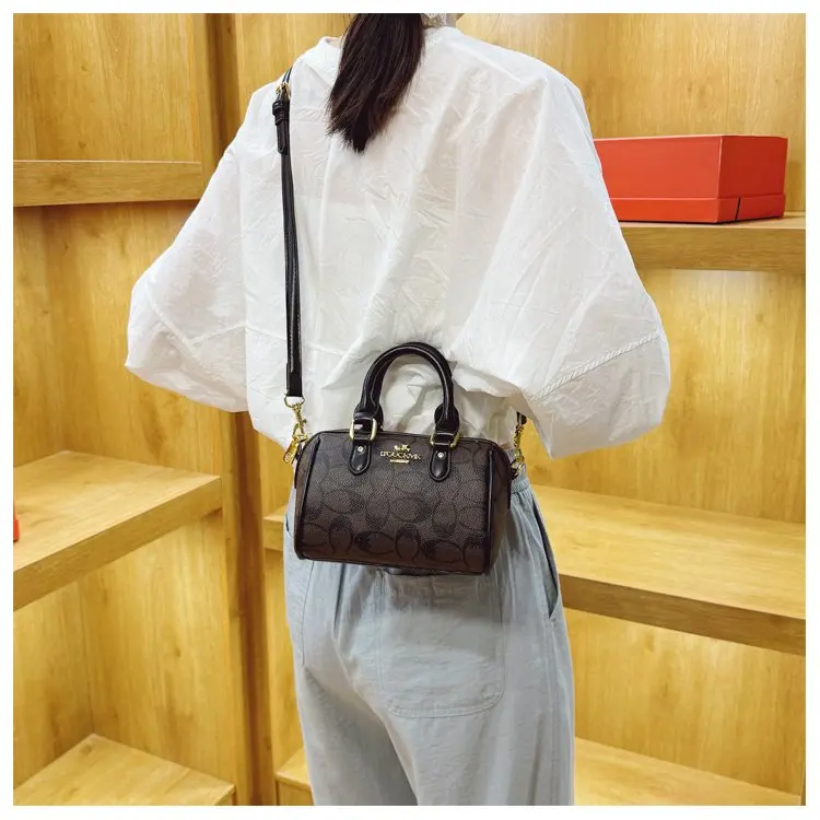 Vintage Luxury Crossbody Diaper Bag: Elegant Women's Handbag With Designer Letter Logo And Large Capacity For Messenger Tote